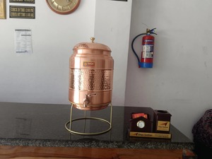 Distributeur d'eau en cuivre au design polyvalent, finition lisse, pour toutes occasions, vente en gros - Product Image 4