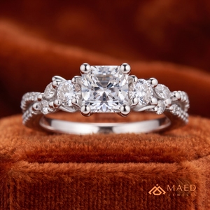 Anillo de Compromiso y Boda de Moissanita con Corte Cojín, Tono Plateado, Piedras Laterales Redondas y Banda Pavé, Joyería Elegante, Regalo para Ella - Product Image 3
