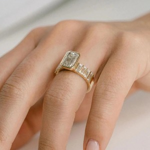 Anillo de Diamante Moissanita Corte Esmeralda de 3CT, Oro Amarillo de 14KT, Anillo de Boda con Baguettes Laterales, Engaste de Barra, Media Eternidad, Anillo Elegante - Product Image 1