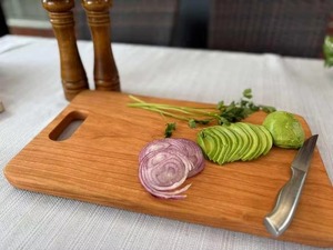 Planche à découper en bois massif de qualité supérieure avec poignée ergonomique pour la préparation des aliments en cuisine, la découpe, le service et les plateaux de fromages - Product Image 4