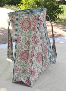 กระเป๋าโท้ทผ้าฝ้ายเย็บมือสีเขียวอ่อน ลายดอกไม้สีสันสดใส สไตล์โบโฮ - Product Image 4