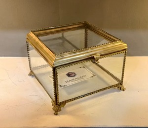 กล่องโชว์เครื่องประดับแบบใส กรอบโลหะพรีเมียม กล่องใส่เครื่องประดับกระจกพร้อมดีไซน์กรอบโลหะตกแต่ง - Product Image 4