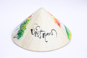 Sombrero Cónico Artístico – Forma Clásica Puntiaguda, Patrones Pintados a Mano con Motivos de Vietnam, Ricos en Bordados Tradicionales - Product Image 2