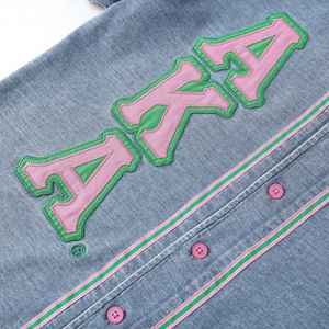 Camiseta de Béisbol de Mezclilla AKA para Mujer, con Letras Griegas Bordadas, Cierre de Botones, Deportiva, de Primera Calidad, Informal - Product Image 5