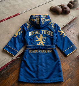 Bata de Boxeo Regal Three, Dorada y Blanca, con Logotipo Bordado, Unisex, para Artes Marciales, Chaqueta Abierta, Bata para Combate de Boxeo - Product Image 6