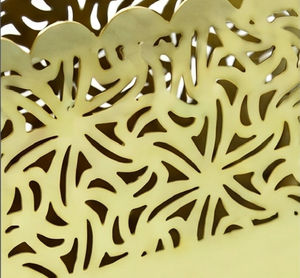 Porta pañuelos de metal dorado con diseño floral recortado, soporte independiente para servilletas, para uso en mesa y en hoteles. - Product Image 2