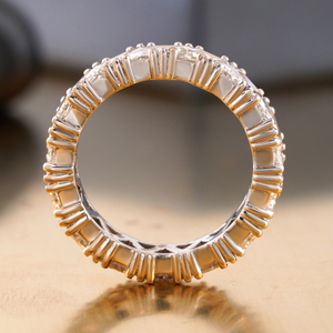 Bague d'éternité en or jaune 14K de 3,48 carats, taille Trillion, sertie de diamants de laboratoire VVS1 et VVS2, avec incrustation en sertissage canal. - Product Image 4
