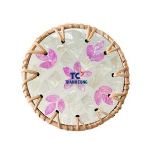 Los posavasos de concha de mosaico más vendidos con ratán tejido, accesorios de mesa hechos a mano, decoración de mesa con acento de ratán para hogares modernos - Product Image 1