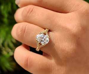 แหวนหมั้นเพชรทรงรีเพาะเลี้ยงในห้องปฏิบัติการ ทองคำแท้ 14K รับรองโดย IGI น้ำหนักเพชรรวม 2.50 กะรัต แหวนสั่งทำสำหรับผู้หญิง - Product Image 1