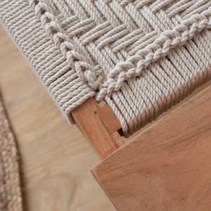 Banco Vandana Vertex Elara de madera de mango con detalles tejidos - Product Image 4