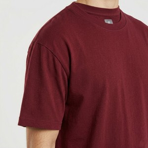 Camiseta Premium de Algodón Borgoña Oversize para Hombre, Cuello Redondo Casual, Estilo Urbano, Moda de Verano, Ajuste Relajado, Top Esencial - Product Image 4