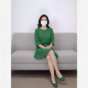 Ensemble de jupes personnalisées OEM très demandées pour femmes, comprenant un crop top à capuche avec impression de logo décontractée, idéal pour l'hiver. - Product Image 6