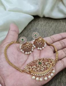 Collar de lujo afgano con filigrana dorada, piedra central verde esmeralda, detalles de rubí y perla. - Product Image 3