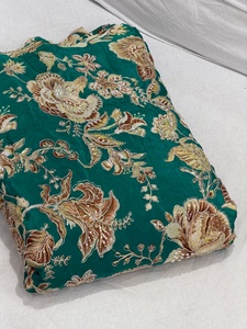 Tela Rangoli Crush con textura suave, caída natural, superficie pulida y carácter sofisticado para la moda moderna. - Product Image 6