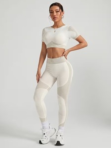 Ensemble de sport deux pièces sans coutures : Crop top à col rond et bretelles larges, et Legging de compression pour la course à effet push-up fessier - Product Image 2