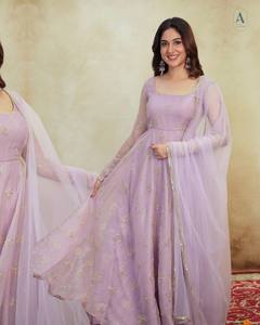 Robe Anarkali longue brodée lavande pour femme, tenue traditionnelle indienne et pakistanaise pour mariage, coupe ample en polyester - Product Image 2