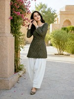 Kurti court en tissu de coton imprimé Bandhej avec pantalon palazzo en lin, tenue décontractée et quotidienne pour femmes, design élégant à prix abordable.