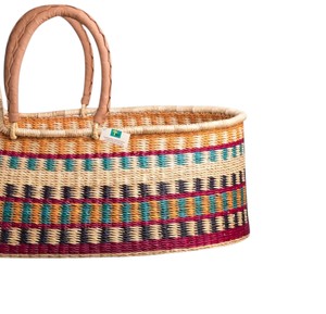 Panier à langer en jonc de mer tressé à la main, coloré et à motifs géométriques, avec sangle en cuir léger, servant également de panier à langer pour enfant en rotin de qualité supérieure. - Product Image 2