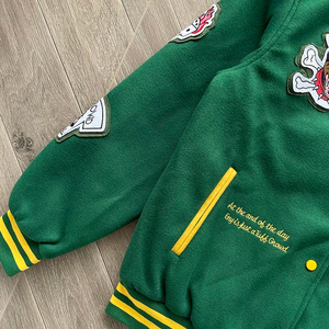 แจ็คเก็ตวาร์ซิตี้ผู้ชายแบบมีฮู้ด กันน้ำ กันลม ระบายอากาศได้ดี เป็นมิตรกับสิ่งแวดล้อม สำหรับฤดูหนาว สไตล์ลำลองแนวสตรีท รับผลิตแบบ OEM พร้อมโลโก้และสีตามสั่ง - Product Image 5