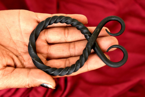 Croix de troll médiévale forgée à la main, pendentif viking en fer artisanal, amulette de protection nordique traditionnelle, artisanat rustique du forgeron - Product Image 4