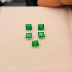 Émeraudes naturelles, lot de 5 pierres précieuses de 1,90 ct, qualité AAA, avec un éclat superbe et une belle couleur verte, polissage et taille parfaits. - Product Image 1