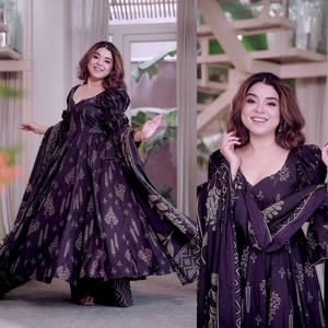Presentando un nuevo traje Anarkali de diseñador en un estilo moderno y elegante, tela Anarkali de algodón Maslin con estampado digital. - Product Image 6