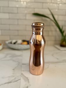 Bouteille d'eau de luxe écologique en cuivre – Articles de boisson tendance pour les magasins de style de vie, les boutiques de cadeaux et les produits de bien-être en ligne - Product Image 3
