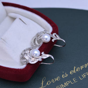 Boucles d'oreilles pour femmes en argent S925 avec perles d'eau douce blanches de 7-8 mm, lumière intense, presque parfaites, design élégant avec grille de diamants circulaire - Product Image 4