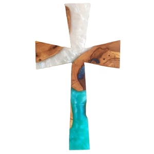 Prix de gros croix en résine dernière croix en bois artisanal élégant ornement de jésus christ en bois d'acacia pour Noël - Product Image 1