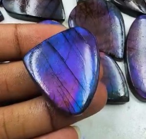 Cabujón de Labradorita Púrpura, Gema Suelta de Labradorita, Cabujón de Labradorita Púrpura Brillante, Cabujón de Labradorita en Forma de Pera - Product Image 2