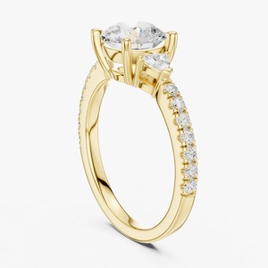 Anillo de compromiso de oro amarillo de 9K al por mayor con diamante cultivado en laboratorio de corte redondo de 1.50 quilates y tres piedras pavé con piedras laterales en forma de pera - Product Image 6
