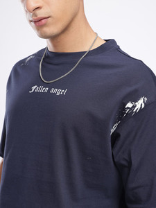 Camiseta de Manga Corta Azul Marino para Hombre con Diseño Abstracto Blanco en la Espalda, Corte Regular, Cuello Redondo, Estilo Casual, 100% Algodón Jersey - Product Image 5