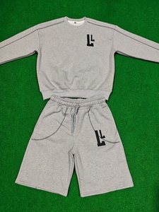 Ensemble été en molleton de coton avec logo brodé, surpiqûres réversibles sur toute la surface, ensemble 2 pièces (hoodie et short) pour homme - Product Image 1