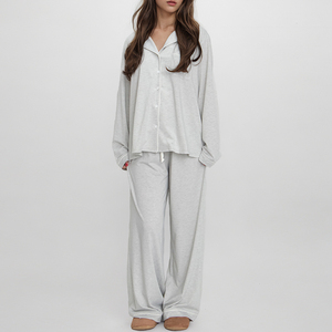 Ensemble de pyjama en soie tricotée 100 % pour femme, sans manches, couleur unie, col rond, short, doux, respirant, décontracté, avec logo frontal, collection automne - Product Image 1