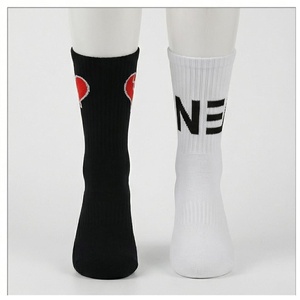 Chaussettes de sport noires et blanches à motif lettres, respirantes, tricotées pour le basketball, adultes - Product Image 1