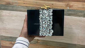 Elegante bolso de mano de resina con cierre floral y detalles de cristal Bolso de noche moderno de resina con parte superior floral y detalles de cristal - Product Image 5