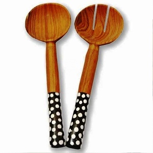 Ensemble de cuillères et de fouets à salade en résine faits à la main par Artizon Studio, compatibles lave-vaisselle, micro-ondes et four, fabriqués dans l'Uttar Pradesh - Product Image 1