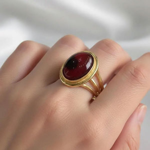 แหวนทองคำคลาสสิกแบบสามวงพร้อมพลอยโกเมนทรงรีขนาดใหญ่ - Product Image 5