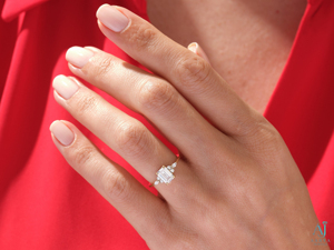 Anillo de Compromiso con Moissanita Cultivada en Laboratorio, Certificada por IGI, Corte Esmeralda, Plata 925, Chapado en Oro, Engaste de Puntas, Unisex - Product Image 6