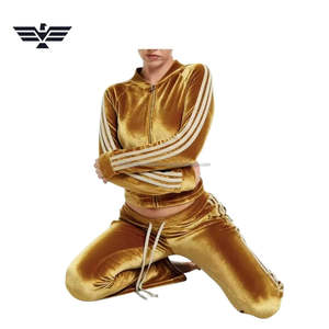 Conjunto Deportivo de Invierno de Terciopelo Premium Personalizado al por Mayor para Mujer, Chaqueta con Cremallera Completa, Diseño de Manga con 3 Rayas, Grueso y con Capucha - Product Image 1