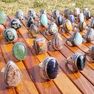 Anillo de latón con piedra natural, curación de chakras, alivio del estrés y protección espiritual. Joyería disponible al por mayor desde India. - Product Image 2