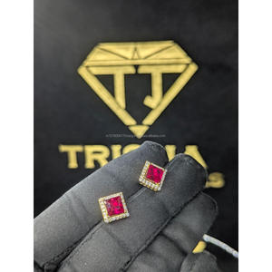 Boucles d'oreilles clous carrées en diamant de laboratoire VVS de haute qualité, pierre rouge, argent sterling 925, style Iced Out, bijoux de luxe tendance par Trisha - Product Image 1