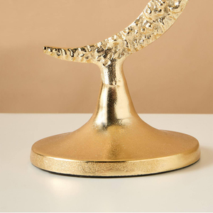 Ce porte-bougie doré en forme de pilier présente un support texturé en forme de croissant de lune, créant un accent saisissant pour la décoration intérieure. - Product Image 5