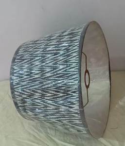 Abat-jour cylindriques en tissu de lin Ikat Gathered Anna pour lustres suspendus, avec douilles B22 et anneaux simples - Product Image 4