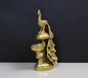 Nirmala Handicrafts – Lampe à huile traditionnelle indienne en laiton sculpté à la main, motif paon et champignon, avec queue de paon sculptée, pour temple - Product Image 4