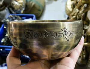 Cuenco tibetano artesanal de latón antiguo con diseño de mantra grabado, cuenco de sonido tradicional para meditación y yoga - Product Image 1