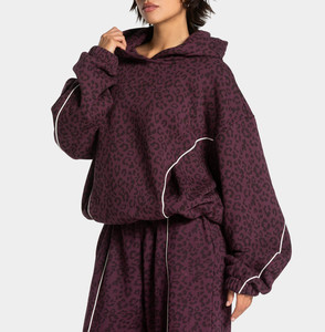 ชุดวอร์มผู้หญิงลายเสือดาวสีแดงเมอร์โลต์พร้อมโลโก้แบบกำหนดเอง  ชุดเสื้อฮู้ดดี้และกางเกงจ็อกเกอร์  ตกแต่งขอบตัดสี  ซับในตัดสี - Product Image 3