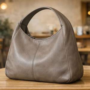 Basado en artículos similares, este es un bolso bandolera de piel sintética azul que a menudo se presenta en los minoristas de moda en línea. - Product Image 3