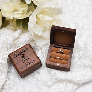 Caja de Madera Pequeña de Lujo para Anillos de Boda, Estilo Vintage, en Madera de Nogal, con Tapa Magnética e Interior de Terciopelo para 2 Anillos - Product Image 1