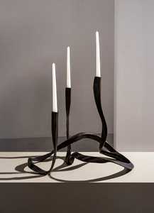 Support à bougies en aluminium fait main Blackbuck avec trois bougies bleues, écologique et durable pour la décoration de la maison - Product Image 5